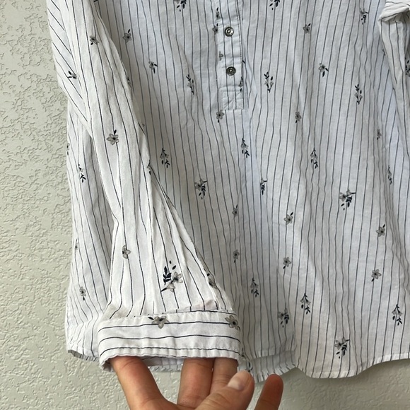 Maurices Long Sleeve Blouse Floral Striped Cotton White and Blue size Medium - Picture 6 of 12